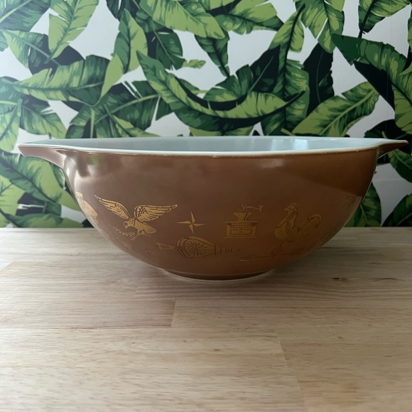 Pyrex Early American large Cinderella bowl - Picture 1 of 2